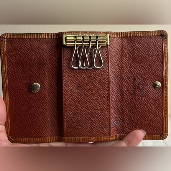 Louis Vuitton Epi Brown color 4 key case - Picture 6 of 12